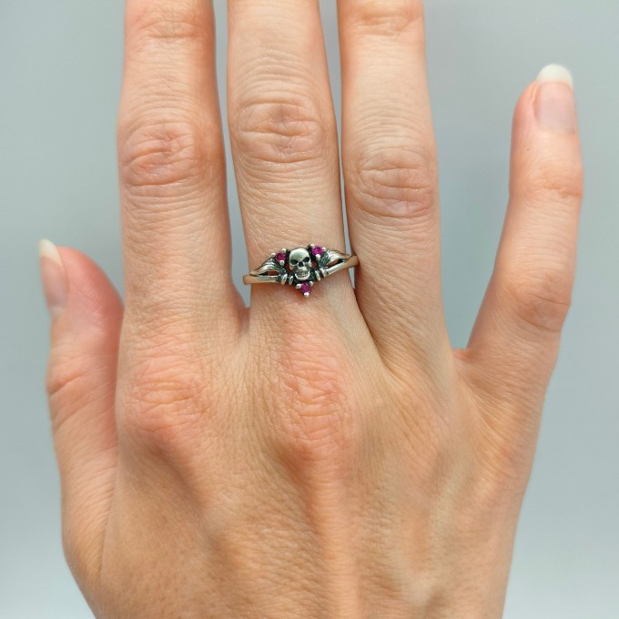 Gothic Silver Ring with Skull and Ruby Design