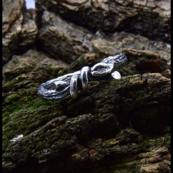 Nature-Inspired Gothic Ring with Twisted Vines