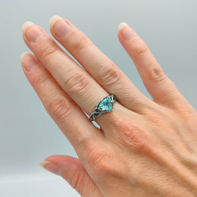 Elegant Silver Ring with Twisting Vines and Emerald Gemstone