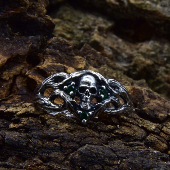 Gothic Silver Skeleton Hand Ring – Embrace Dark Fantasy
