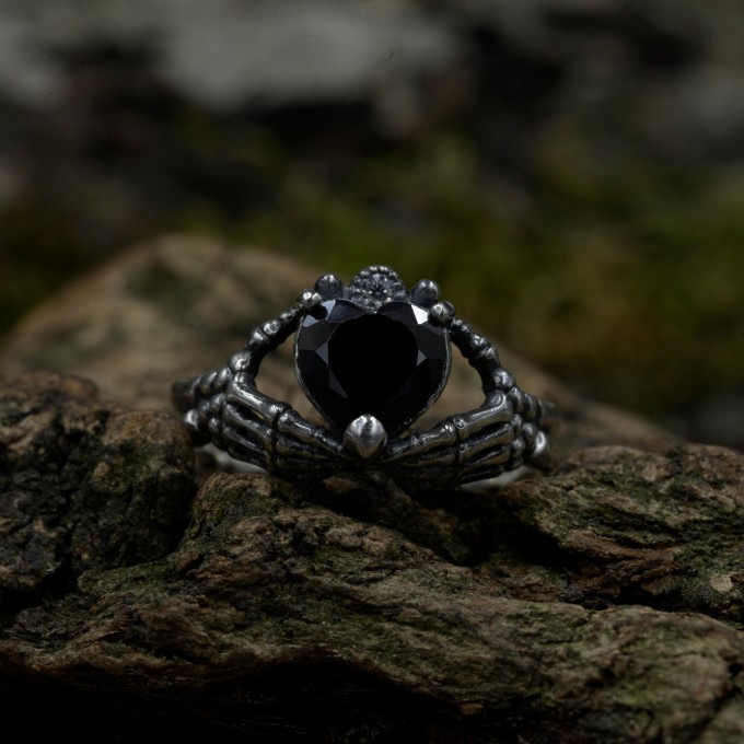 Elegant Gothic Ring with Black Onyx Gemstone