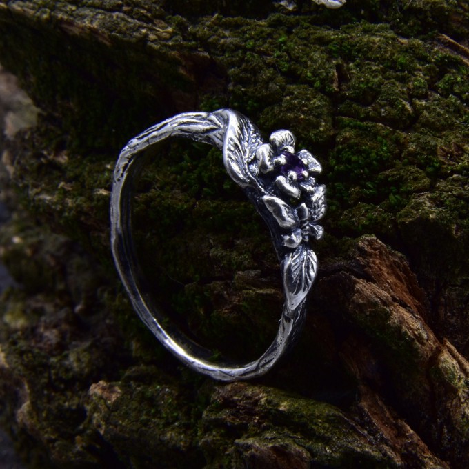 Delicate Gothic Ring with Amethyst Details