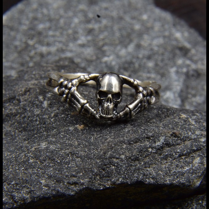 Gothic Silver Ring with Skull Motif