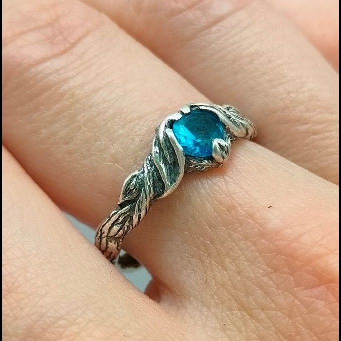 Gothic Silver Ring with a Vibrant Peridot 