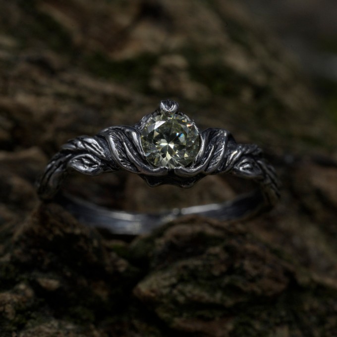 Gothic Silver Ring with a Vibrant Peridot 