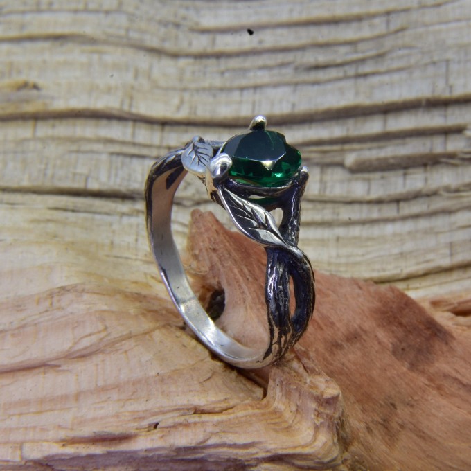 Emerald Serenity: Sterling Silver Ring with a Nature-Inspired Design|Dainty Emerald Heart for Women