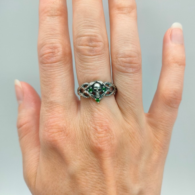 Gothic Silver Skeleton Hand Ring – Embrace Dark Fantasy