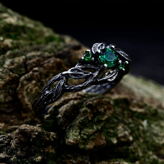 Exquisite Silver Ring with Emerald and Nature Motifs