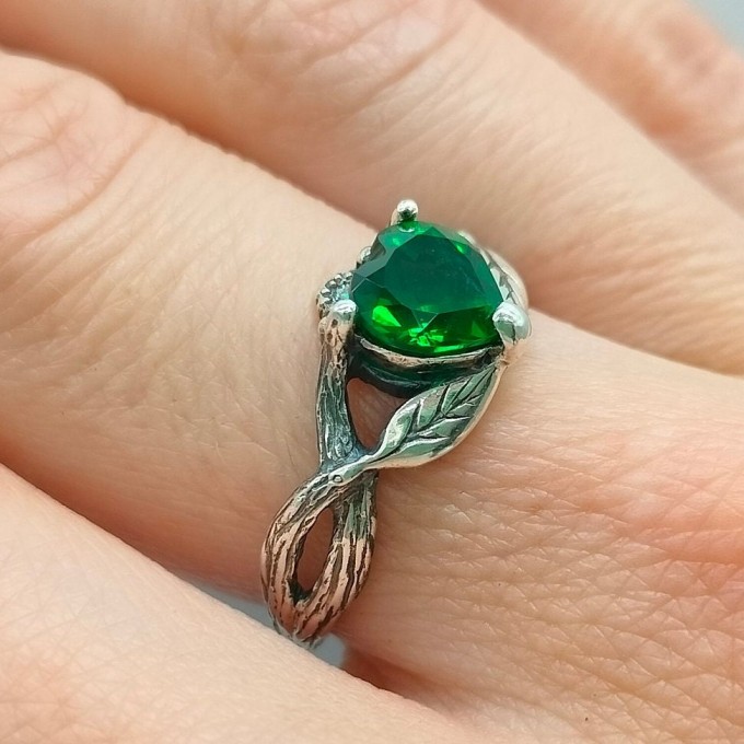 Emerald Serenity: Sterling Silver Ring with a Nature-Inspired Design|Dainty Emerald Heart for Women