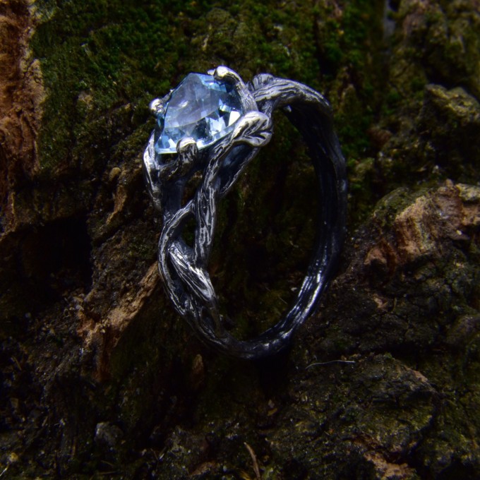 Elegant Silver Ring with Twisting Vines and Emerald Gemstone