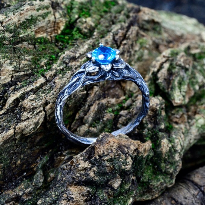 legant Gothic Ring with Aquamarine Gemstone