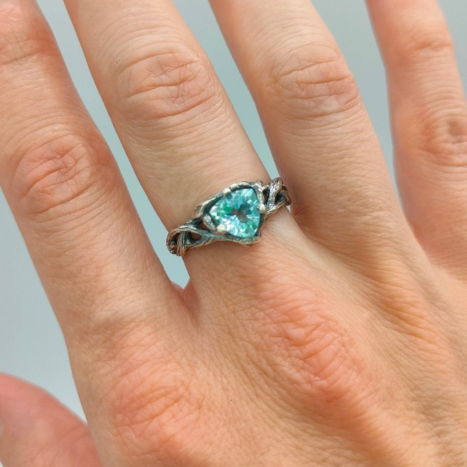 Elegant Silver Ring with Twisting Vines and Emerald Gemstone