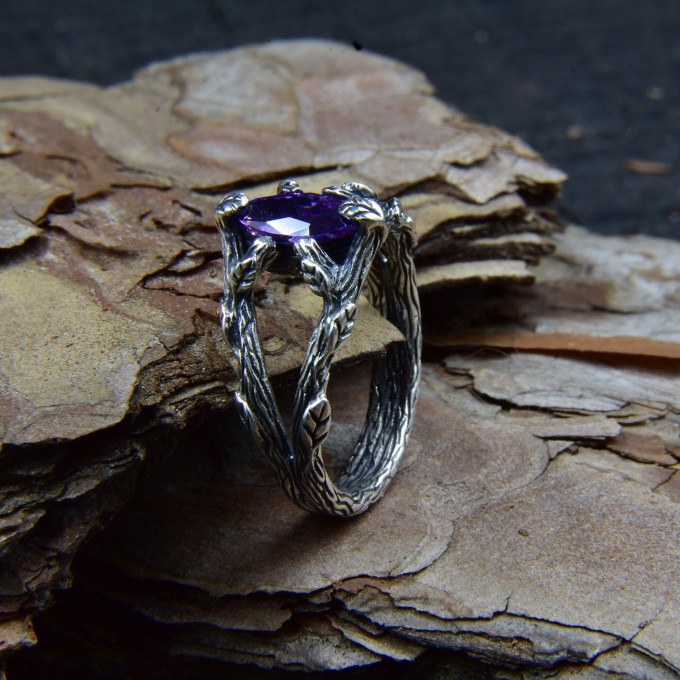 Elegant Gothic Ring with Amethyst Gemstone