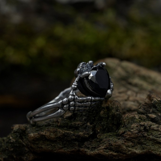 Elegant Gothic Ring with Black Onyx Gemstone