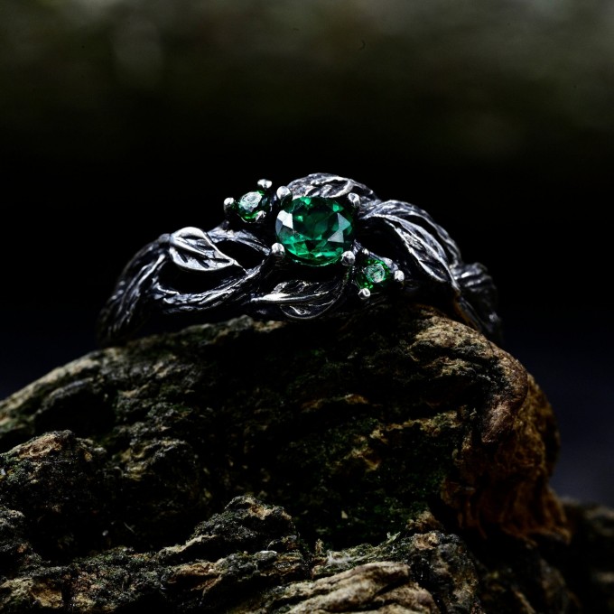 Exquisite Silver Ring with Emerald and Nature Motifs