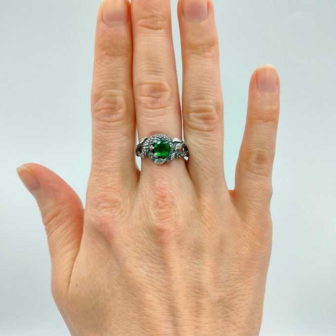 Emerald Guardian: Gothic Sterling Silver Ring with Dragon Claw Design