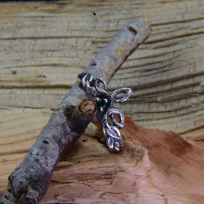 Gothic Leaf Ring with Emerald - Nature-Inspired Elegance