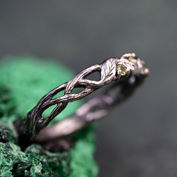 Handcrafted Silver Peridot Ring – Nature-Inspired Design with Leaf Detailing