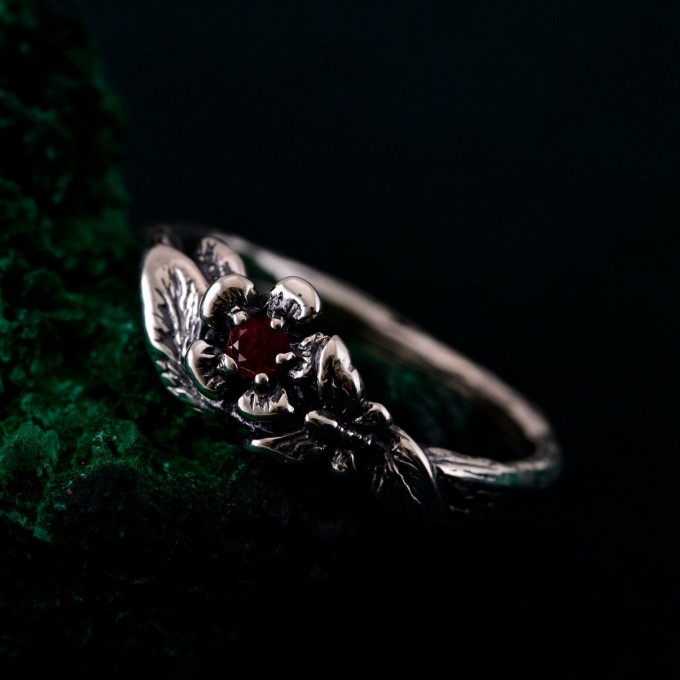 Blooming Grace: Gothic Flower and Leaf Ring
