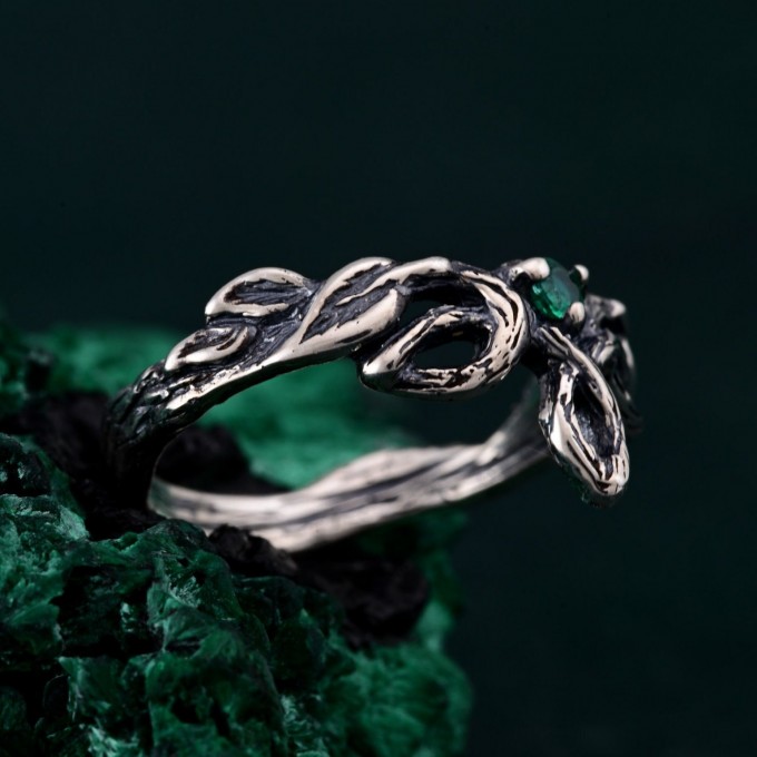 Whispering Leaves: Gothic Emerald Ring