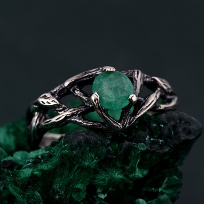 Silver Celtic Elegance: Classic Celtic Emerald Silver Ring