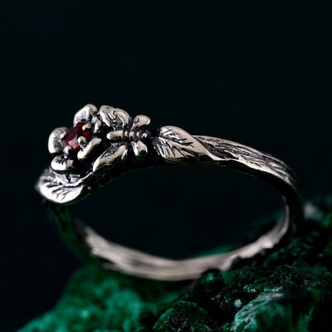 Blooming Grace: Gothic Flower and Leaf Ring