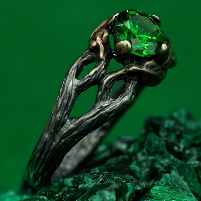 Gothic Dark Silver Ring with Emerald Glow – Symbol of Power
