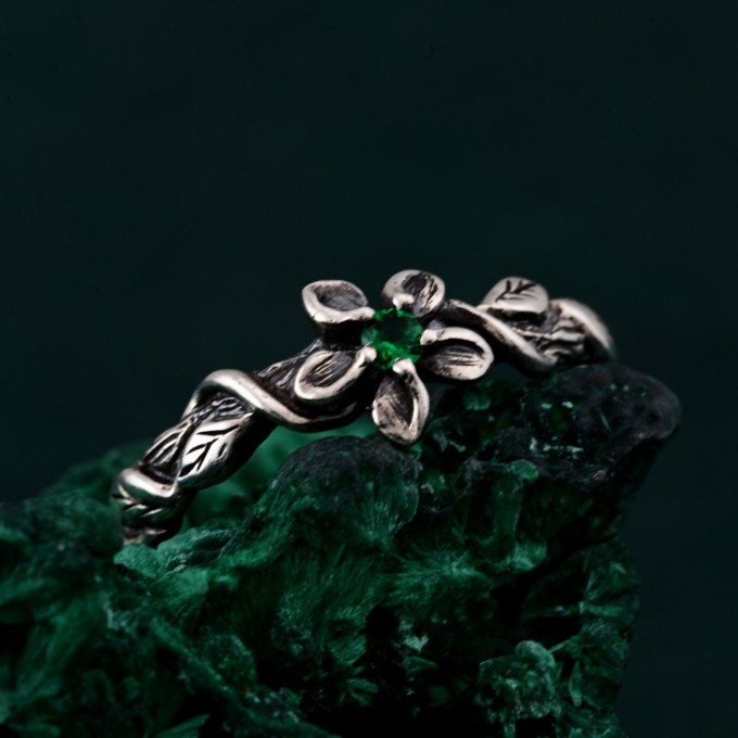 Silver Branch Ring with Emerald: Graceful Nature-Inspired Design