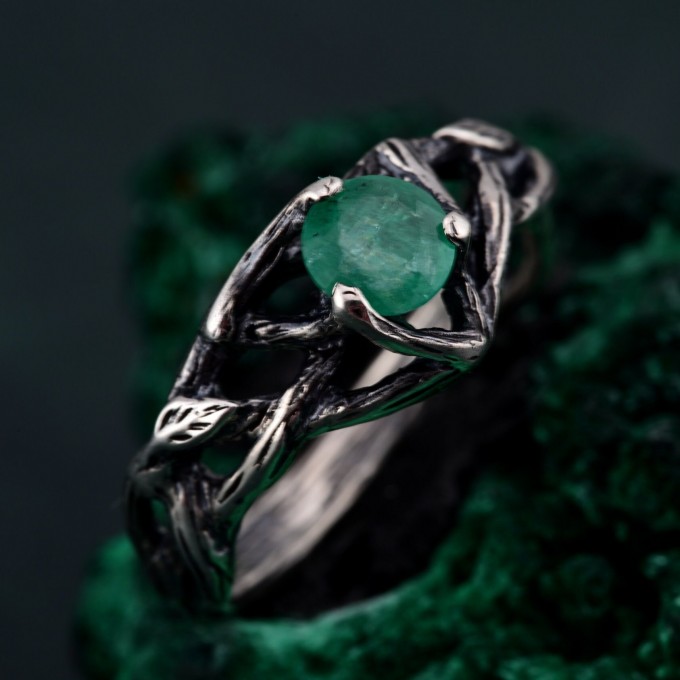Silver Celtic Elegance: Classic Celtic Emerald Silver Ring