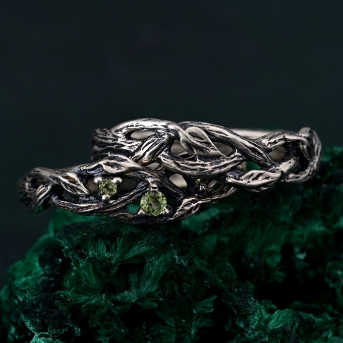 Elegant Silver Peridot Ring Set – Unique Tree-Inspired Wedding Bands for Couples