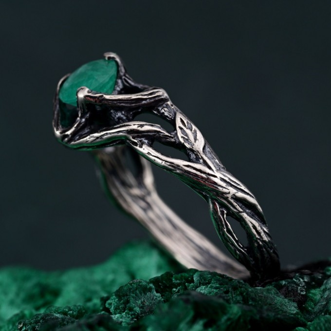 Celtic Emerald Silver Ring - Classic Elegance in Celtic Jewelry