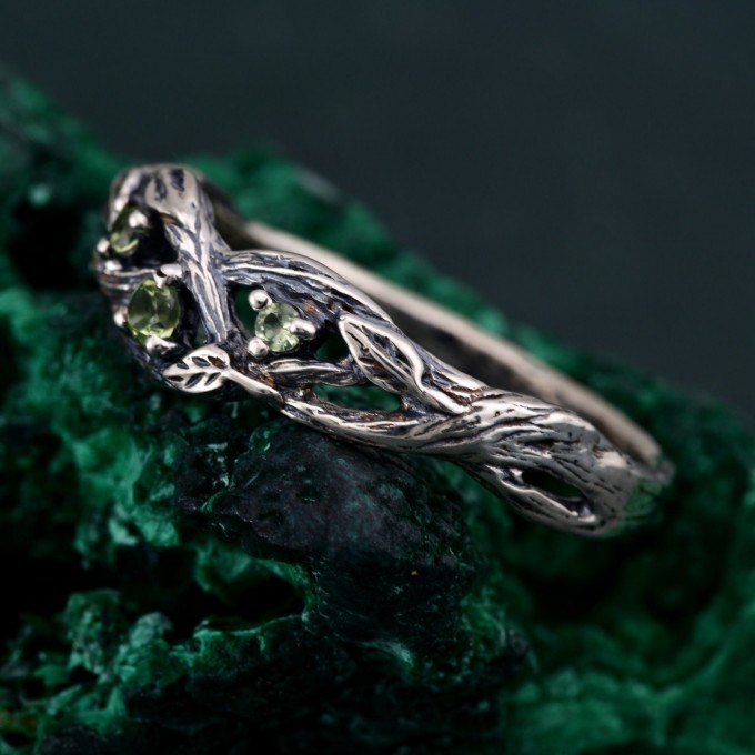 Charming Peridot Silver Twig Ring - Unique Nature-Inspired Wedding Band