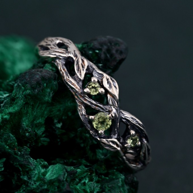 Charming Peridot Silver Twig Ring - Unique Nature-Inspired Wedding Band