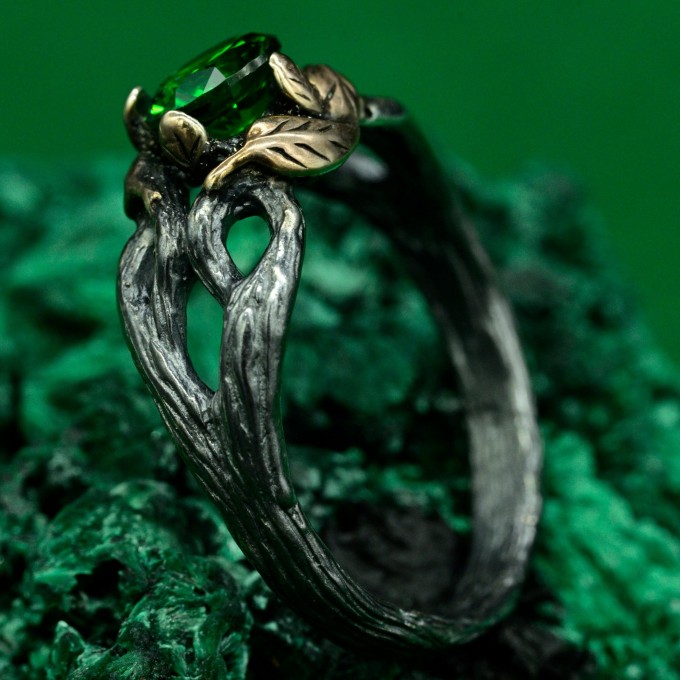 Gothic Dark Silver Ring with Emerald Glow – Symbol of Power