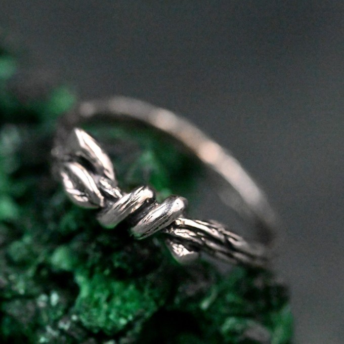 Leaves and Branch Wedding Ring – Unisex Gothic Design for Couples