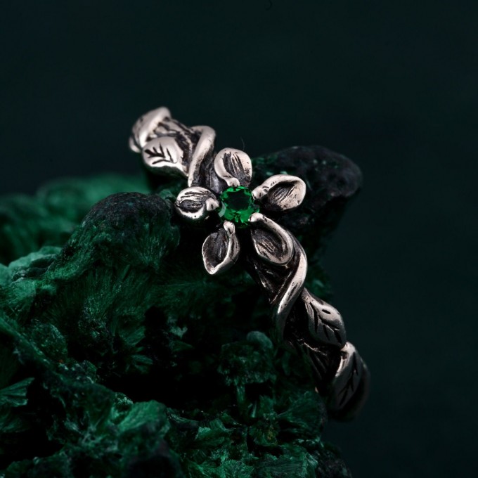 Silver Branch Ring with Emerald: Graceful Nature-Inspired Design
