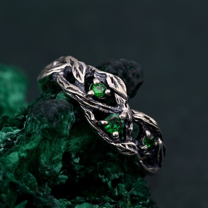 Green Emerald Leafy Band – Nature-Inspired Wedding Ring with Minimalist Bohemian DesignGreen Emerald Leafy Band – Nature-Inspired Wedding Ring with Minimalist Bohemian Design