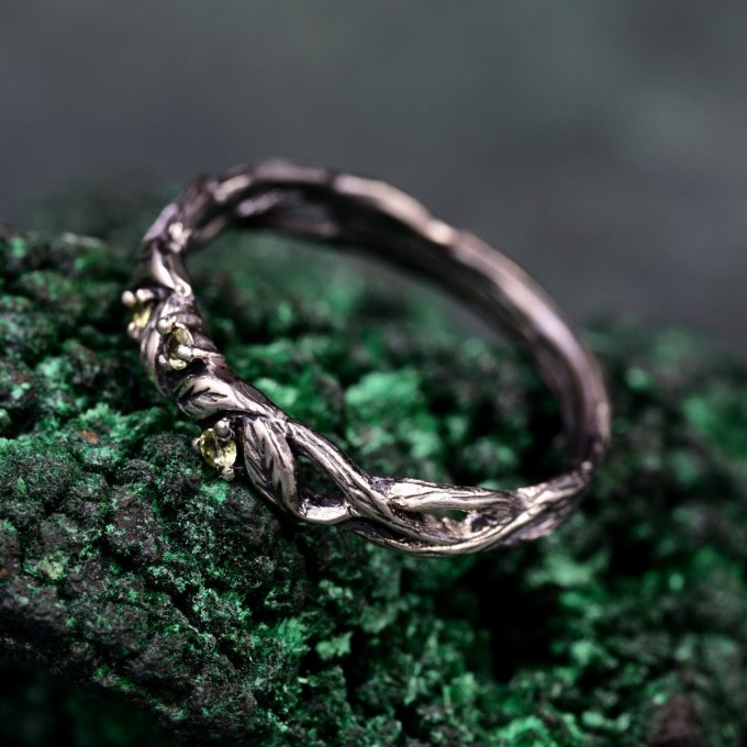 Handcrafted Silver Peridot Ring – Nature-Inspired Design with Leaf Detailing