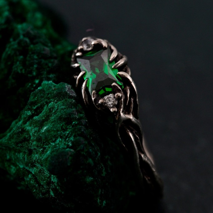 Emerald Elegant Leafy Wedding Band – Luxury Tree-Inspired Design, Exquisite and Unique Wedding Ring