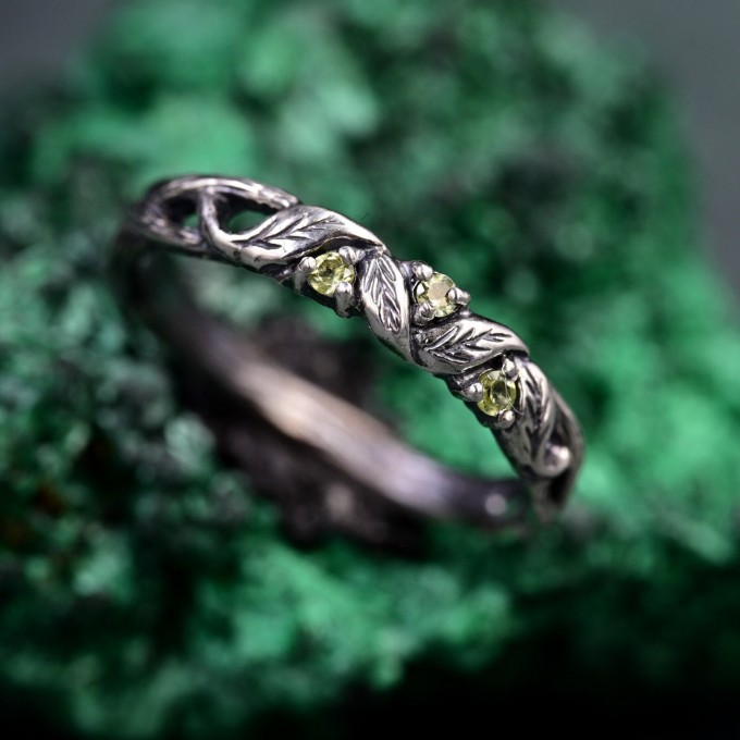 Handcrafted Silver Peridot Ring – Nature-Inspired Design with Leaf Detailing