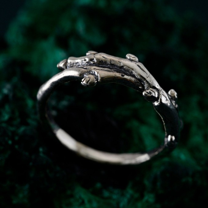 Handcrafted Silver Leaf Ring – Unique Gothic Style Wedding Band