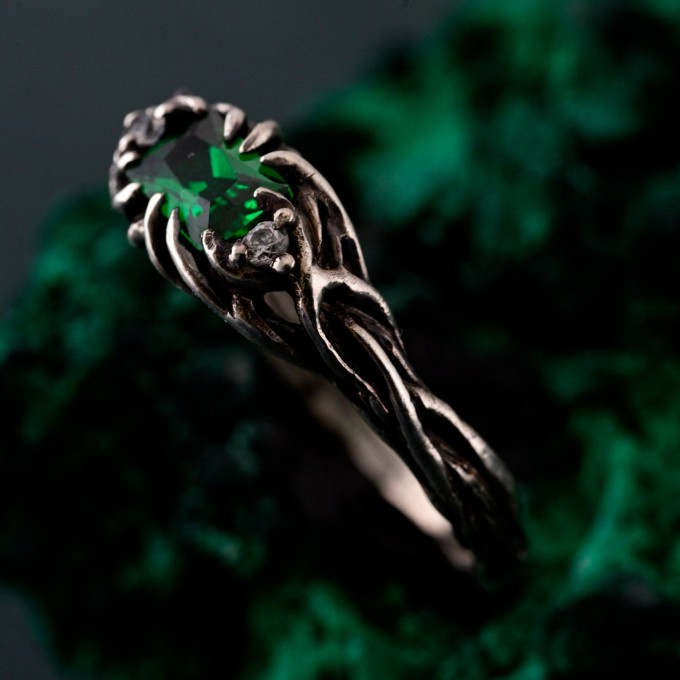 Luxury Emerald Tree-Inspired Wedding Ring – Exquisite Leafy Band