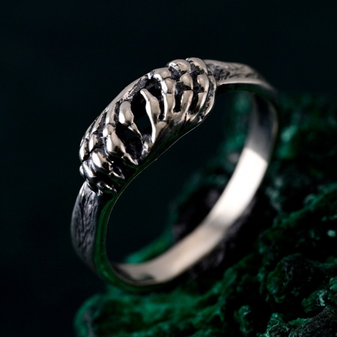 Claws of Valor: Gothic Lion Paw Ring