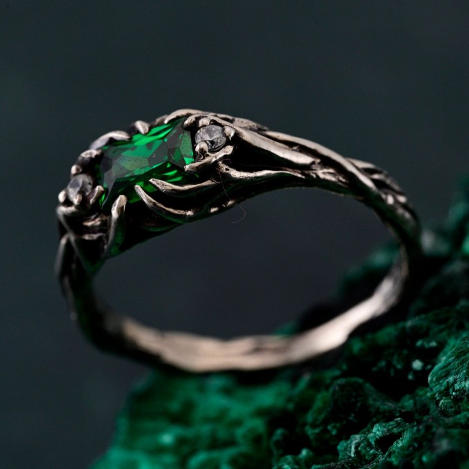 Luxury Emerald Tree-Inspired Wedding Ring – Exquisite Leafy Band