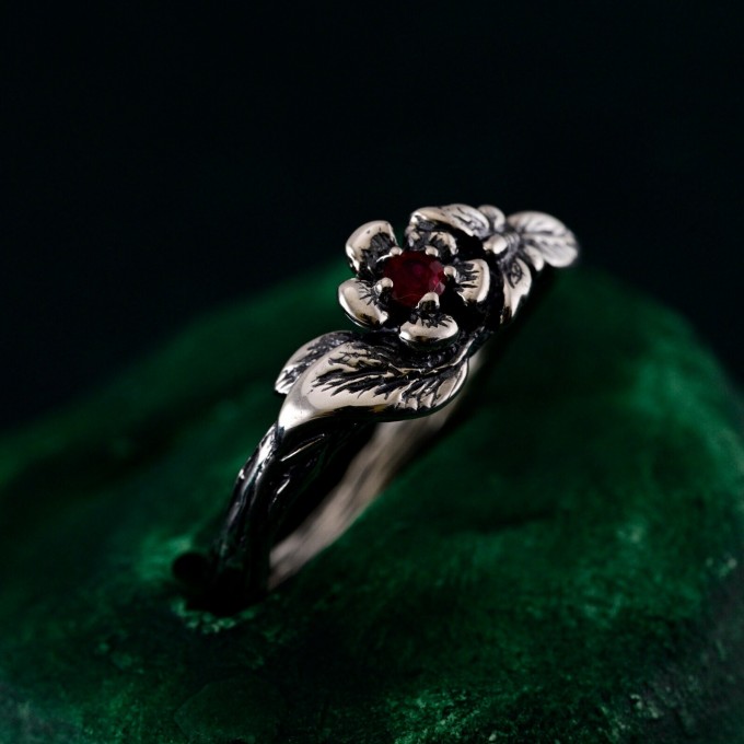 Blooming Grace: Gothic Flower and Leaf Ring