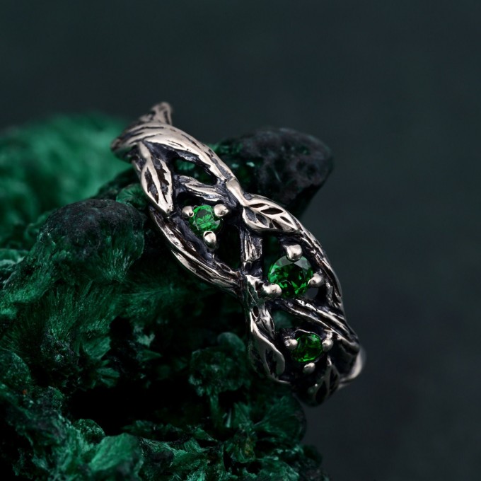Green Emerald Leafy Band – Nature-Inspired Wedding Ring with Minimalist Bohemian DesignGreen Emerald Leafy Band – Nature-Inspired Wedding Ring with Minimalist Bohemian Design
