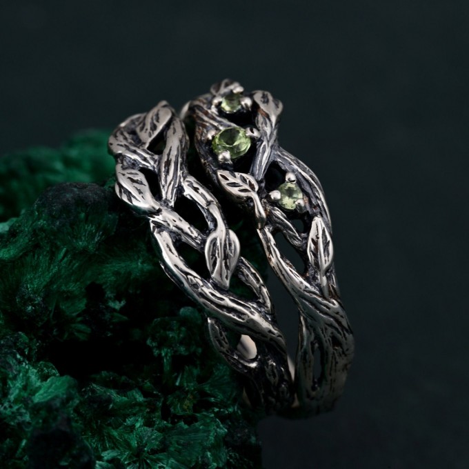 Elegant Silver Peridot Ring Set – Unique Tree-Inspired Wedding Bands for Couples