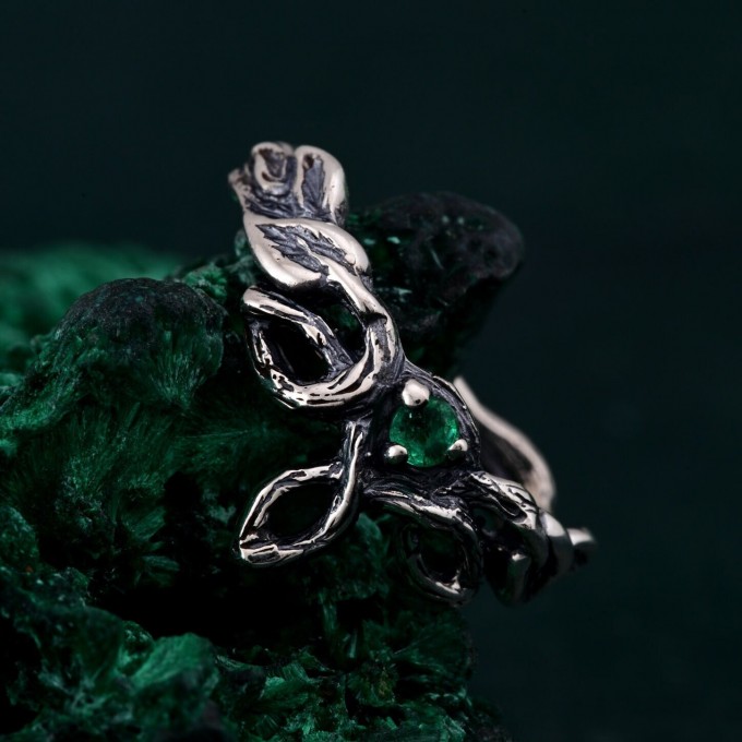 Whispering Leaves: Gothic Emerald Ring