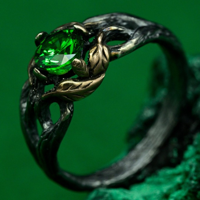 Gothic Dark Silver Ring with Emerald Glow – Symbol of Power