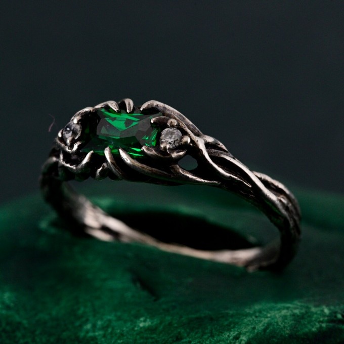 Emerald Elegant Leafy Wedding Band – Luxury Tree-Inspired Design, Exquisite and Unique Wedding Ring